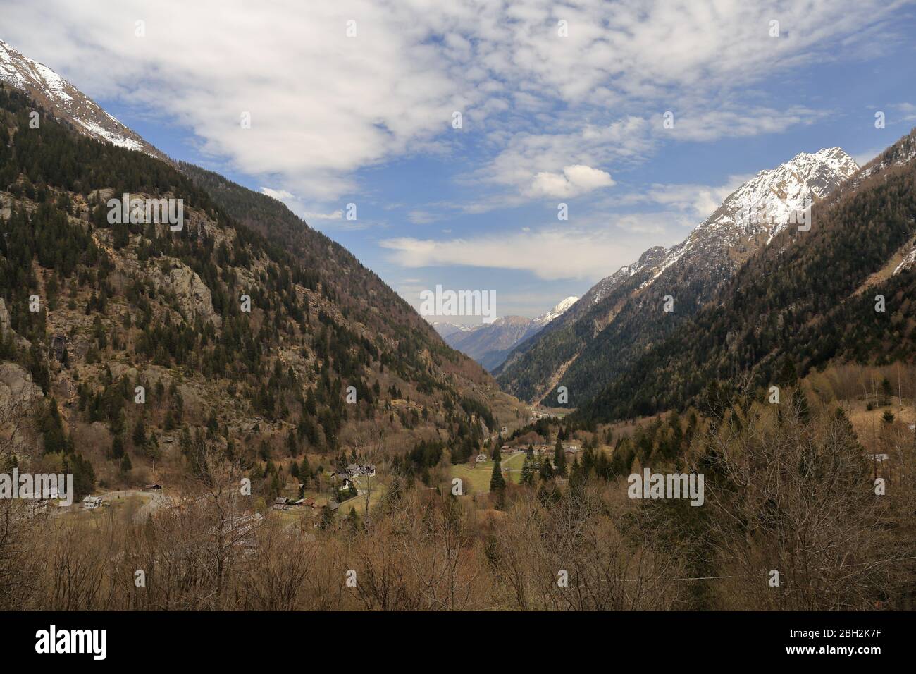 Blick auf Wälder und Berge in der Nähe von Macugnaga, Italien. Stockfoto
