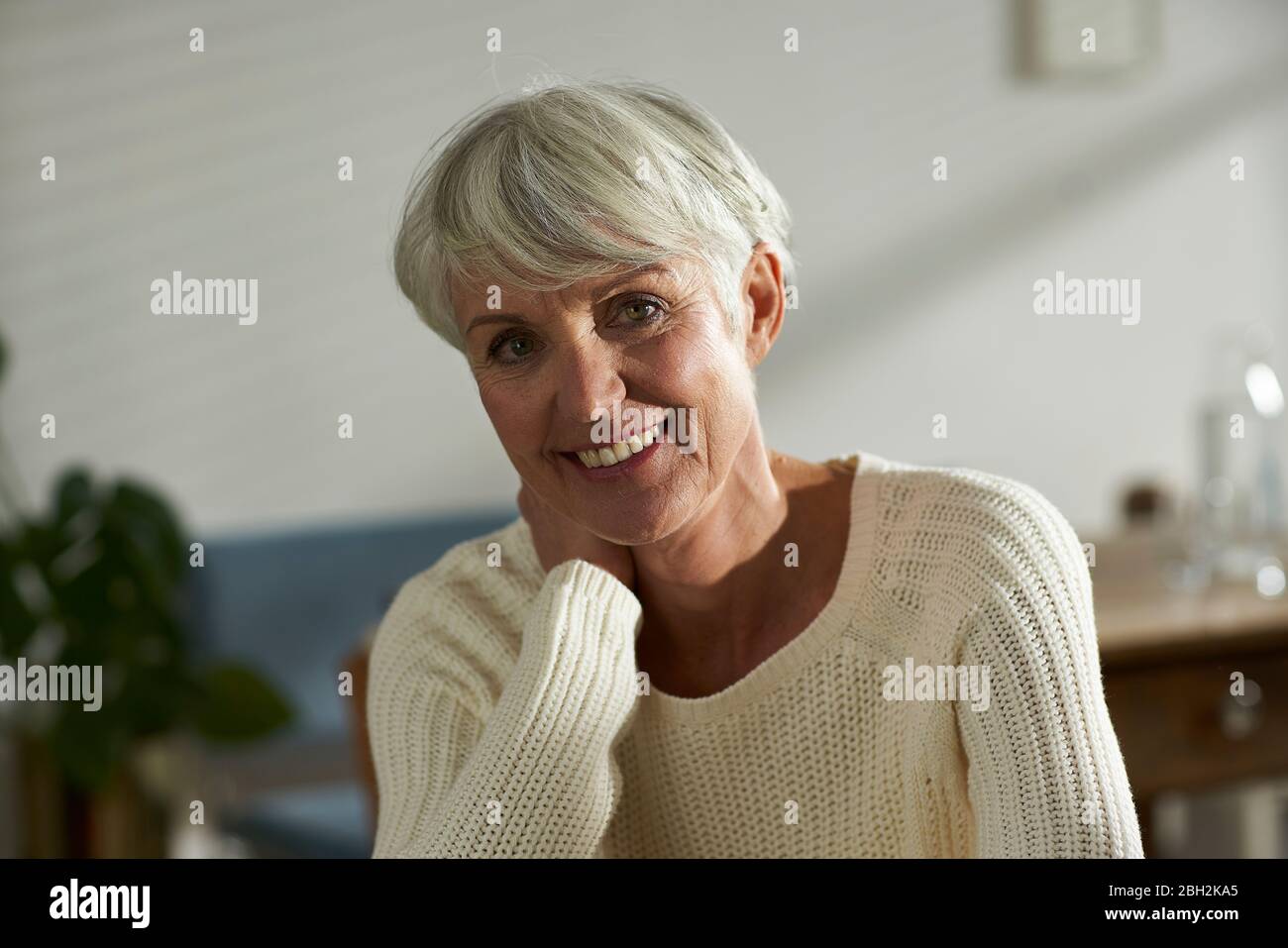 Porträt einer älteren Frau mit kurzen grauen Haaren Stockfoto