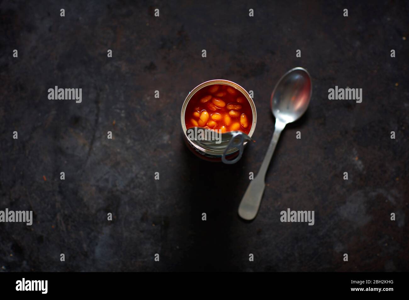 Löffel und Dose Bohnen in Tomatensauce Stockfoto