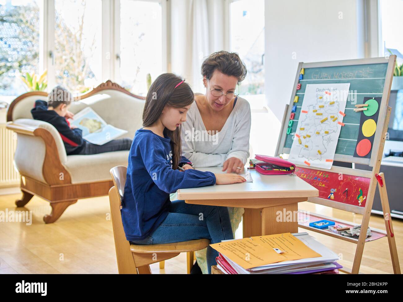 Mutter zu Hause Schulbildung ihre Tochter Stockfoto