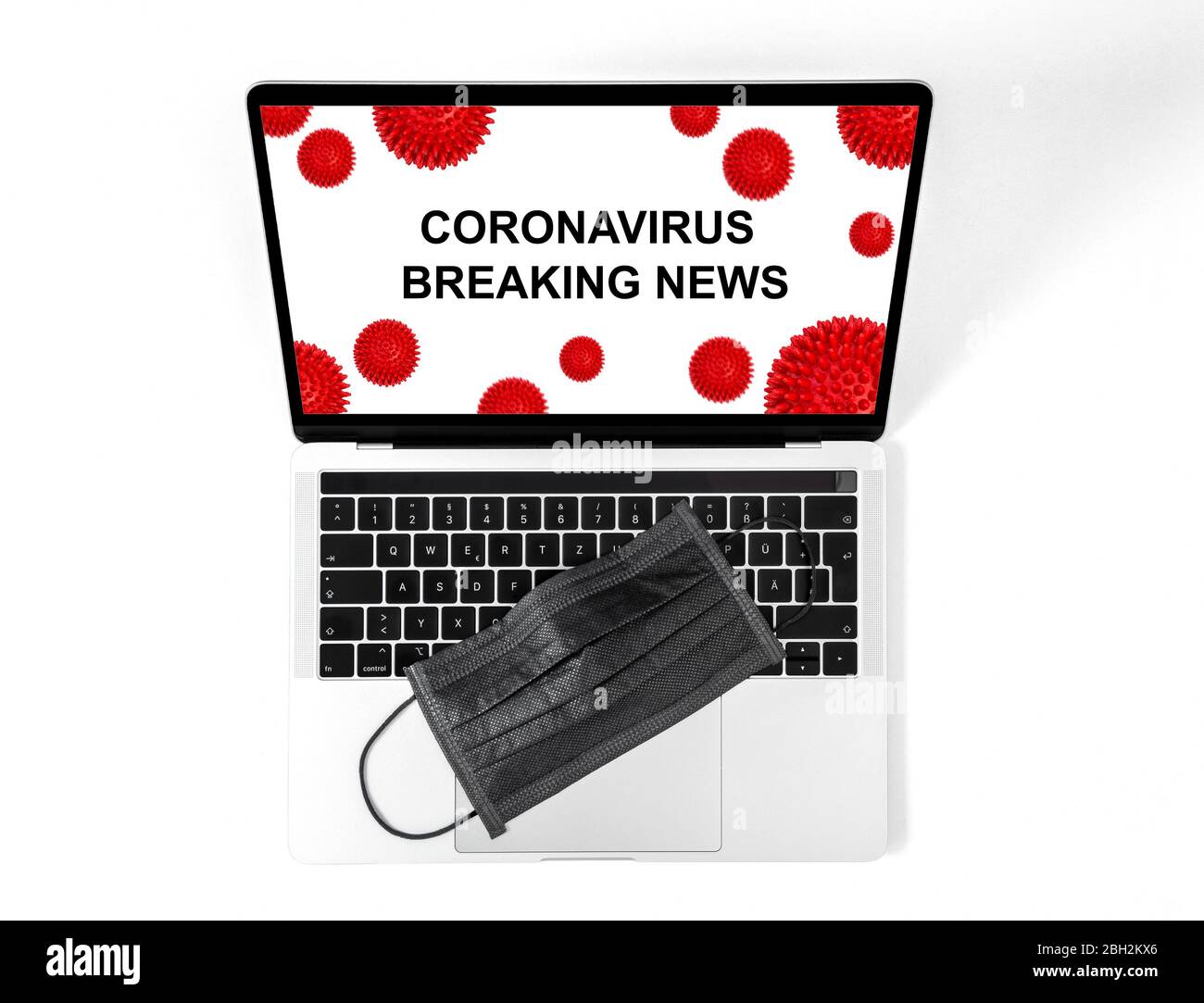 Corona Virus Aktuelle Nachrichten. Tastatur und Schutzmaske für Laptop-Computer Stockfoto