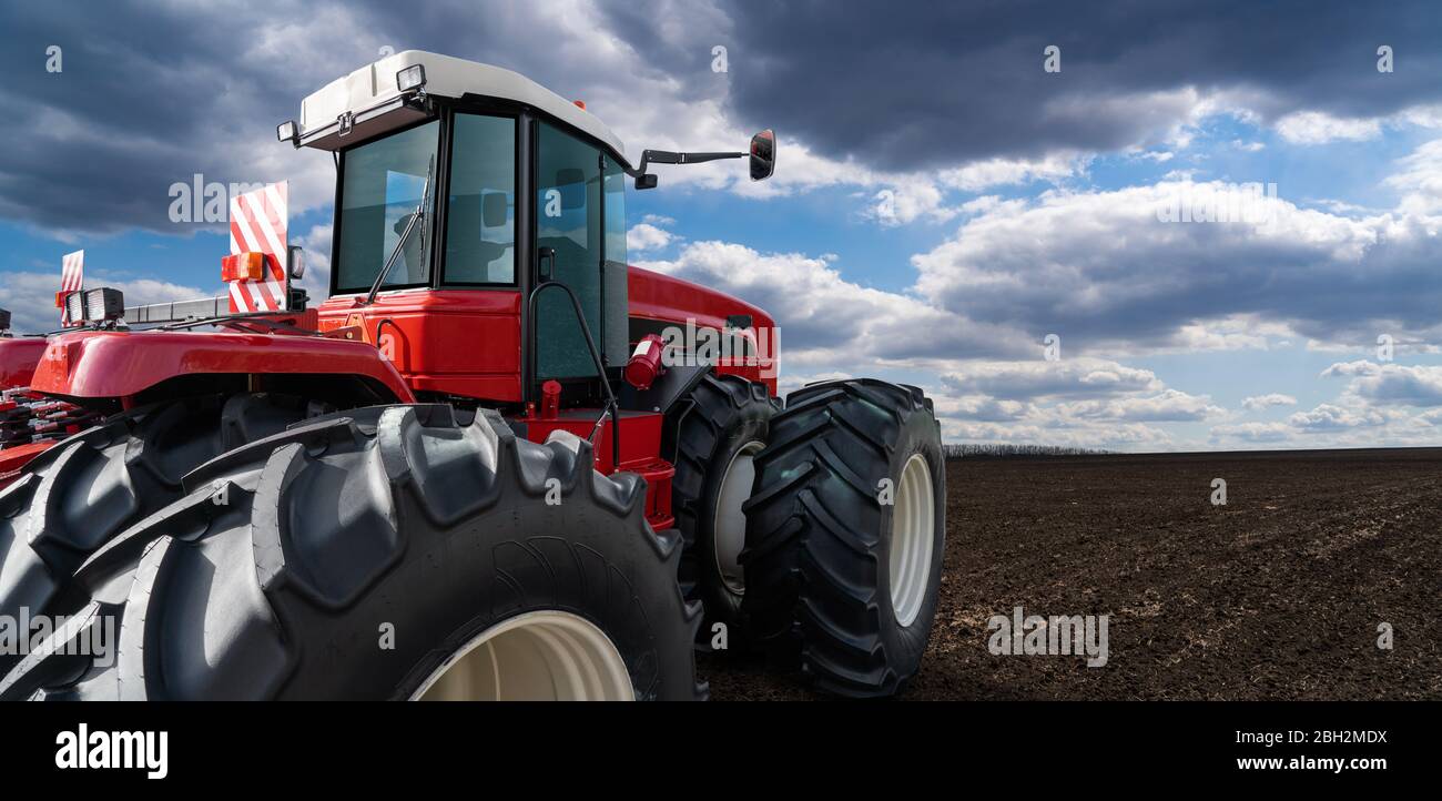 Rückansicht des Traktors auf einem landwirtschaftlichen Feld Stockfoto