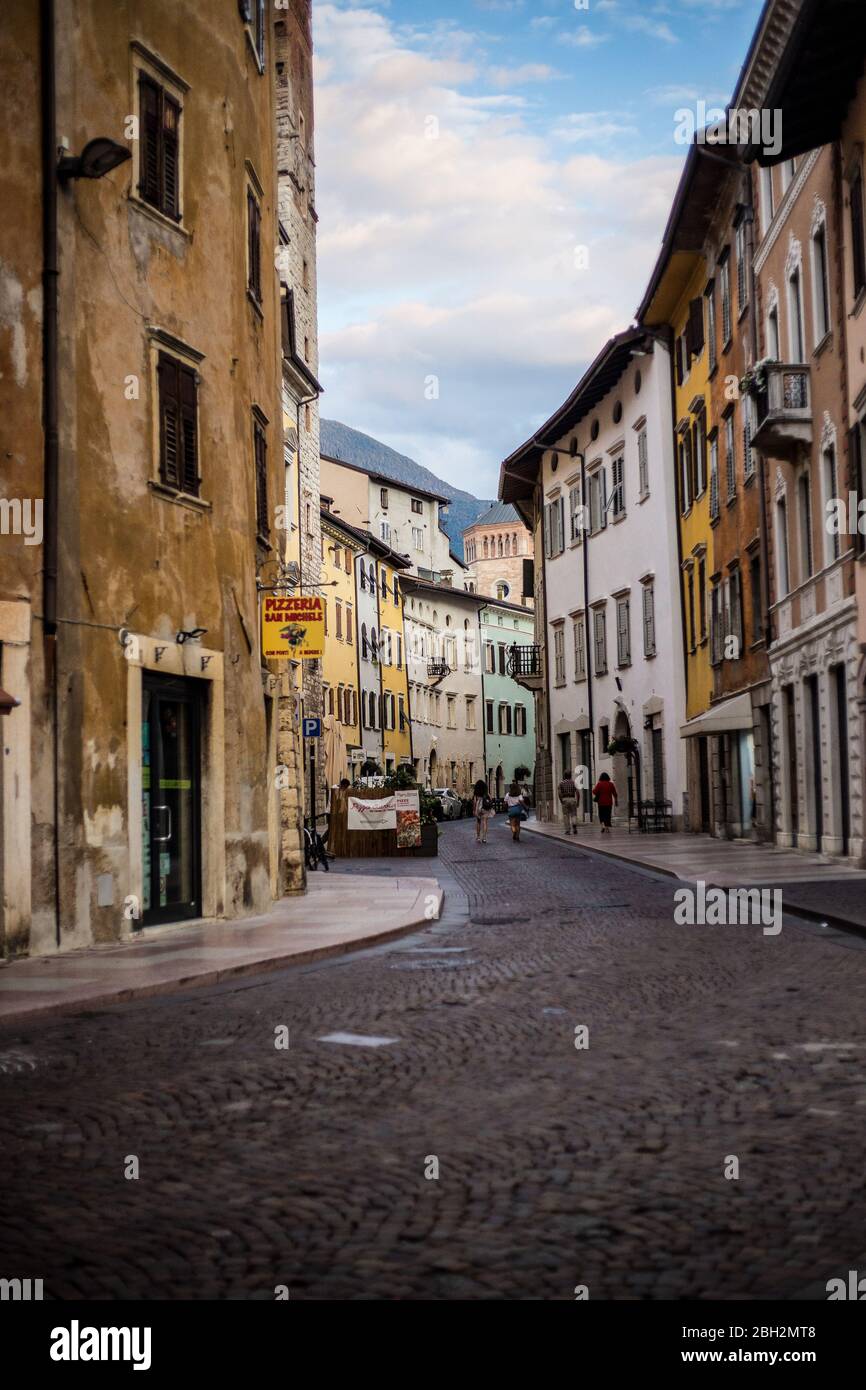 Trient, Italien - 15. August 2019: Blick auf die bunten Gebäude von Trient Stockfoto