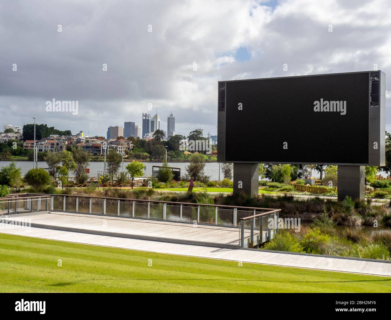 Großer Outdoor LED-Bildschirm am BHP Ampitheater und Boardwalk außerhalb von Optus Stadium Burswood Perth Western Australia. Stockfoto