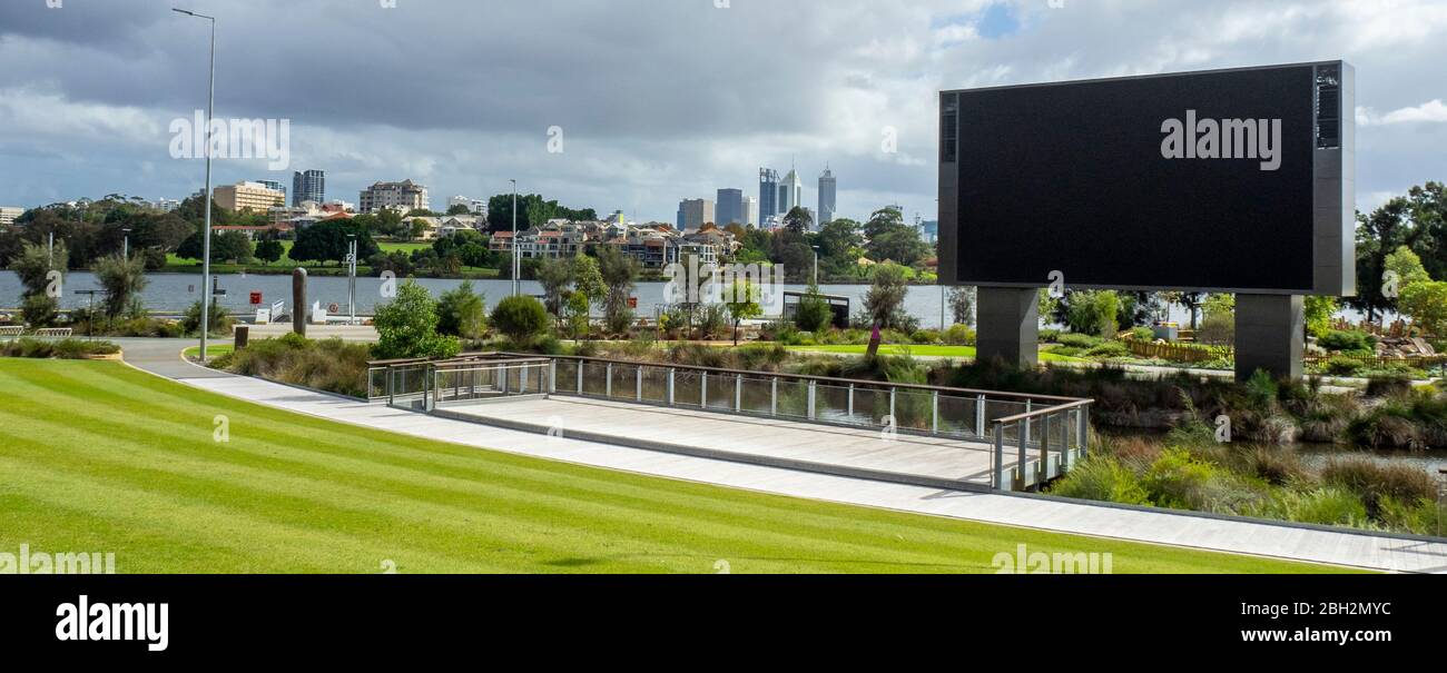 Großer Outdoor LED-Bildschirm am BHP Ampitheater und Boardwalk außerhalb von Optus Stadium Burswood Perth Western Australia. Stockfoto