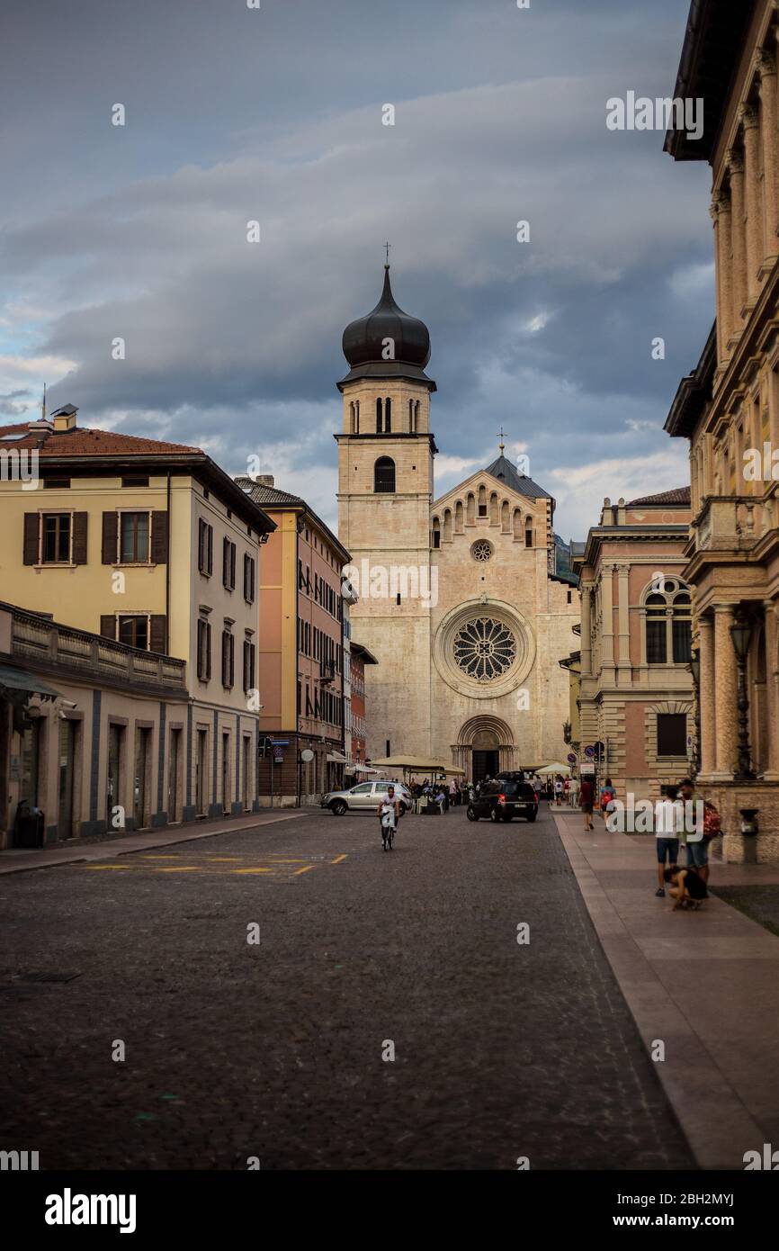 Trient, Italien - 15. August 2019: Blick auf die Kathedrale von Trient (Cattedrale di San Vigilio) in der Altstadt Stockfoto