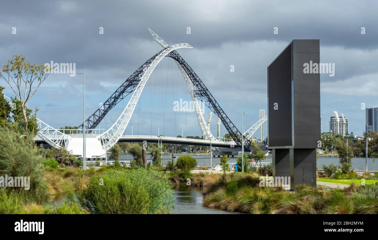Matagarup Steg und großer Outdoor LED-Bildschirm am BHP Ampitheater und Boardwalk außerhalb von Optus Stadium Burswood Perth Western Australia. Stockfoto