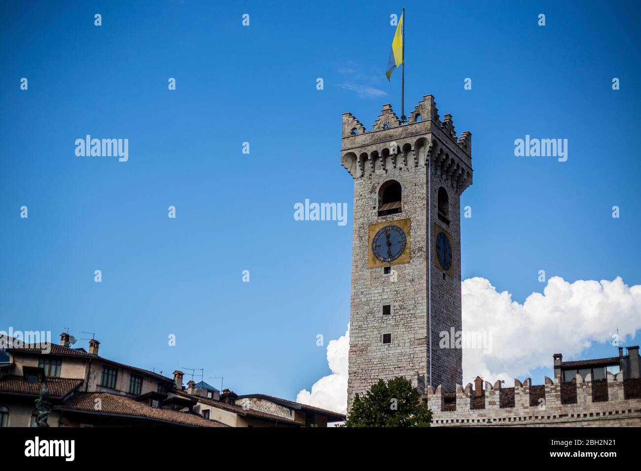 Trient, Italien - 19. August 2019: Blick auf den Uhrturm von Trient (Torre Civica) in der Altstadt Stockfoto