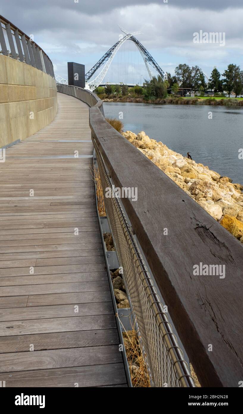 BHP Boarwalk entlang Seite Optus Stadium und Matagarup Bridge im Hintergrund Burswood Perth Western Australia Stockfoto