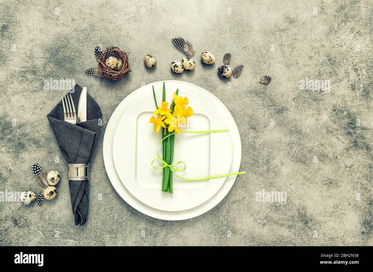 Ostertisch mit Dekoration mit Eiern und Blumen. Farbiger Vintage-Stil Stockfoto