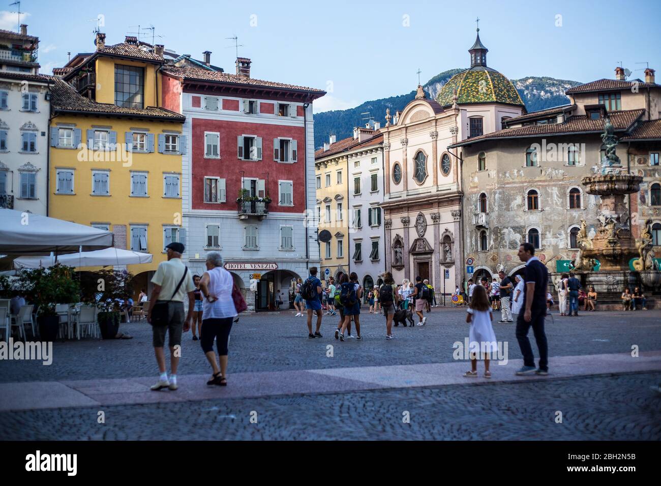 Trento, Italien - 15. August 2019: Menschen zu Fuß in der Altstadt von Trento Stockfoto