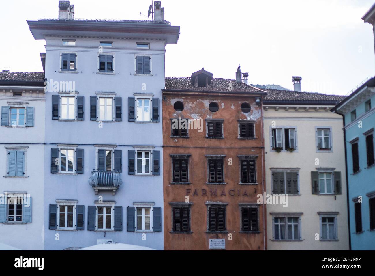 Trient, Italien - 15. August 2019: Blick auf die traditionellen Altbauten in der Altstadt Stockfoto