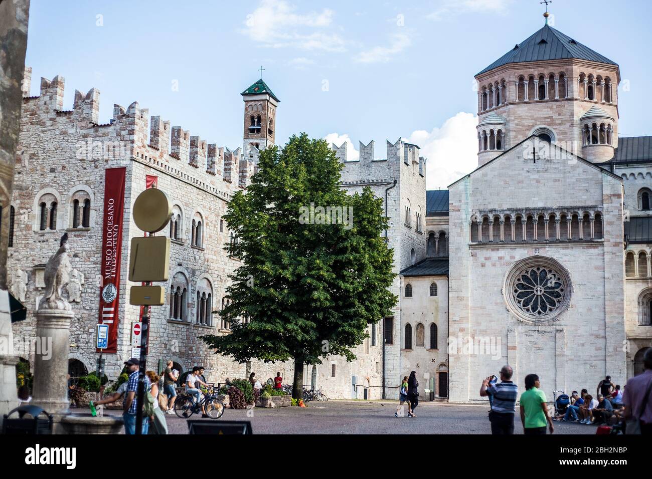 Trient, Italien - 15. August 2019: Blick auf die Kathedrale und Altstadt von Trient im Sommer Stockfoto