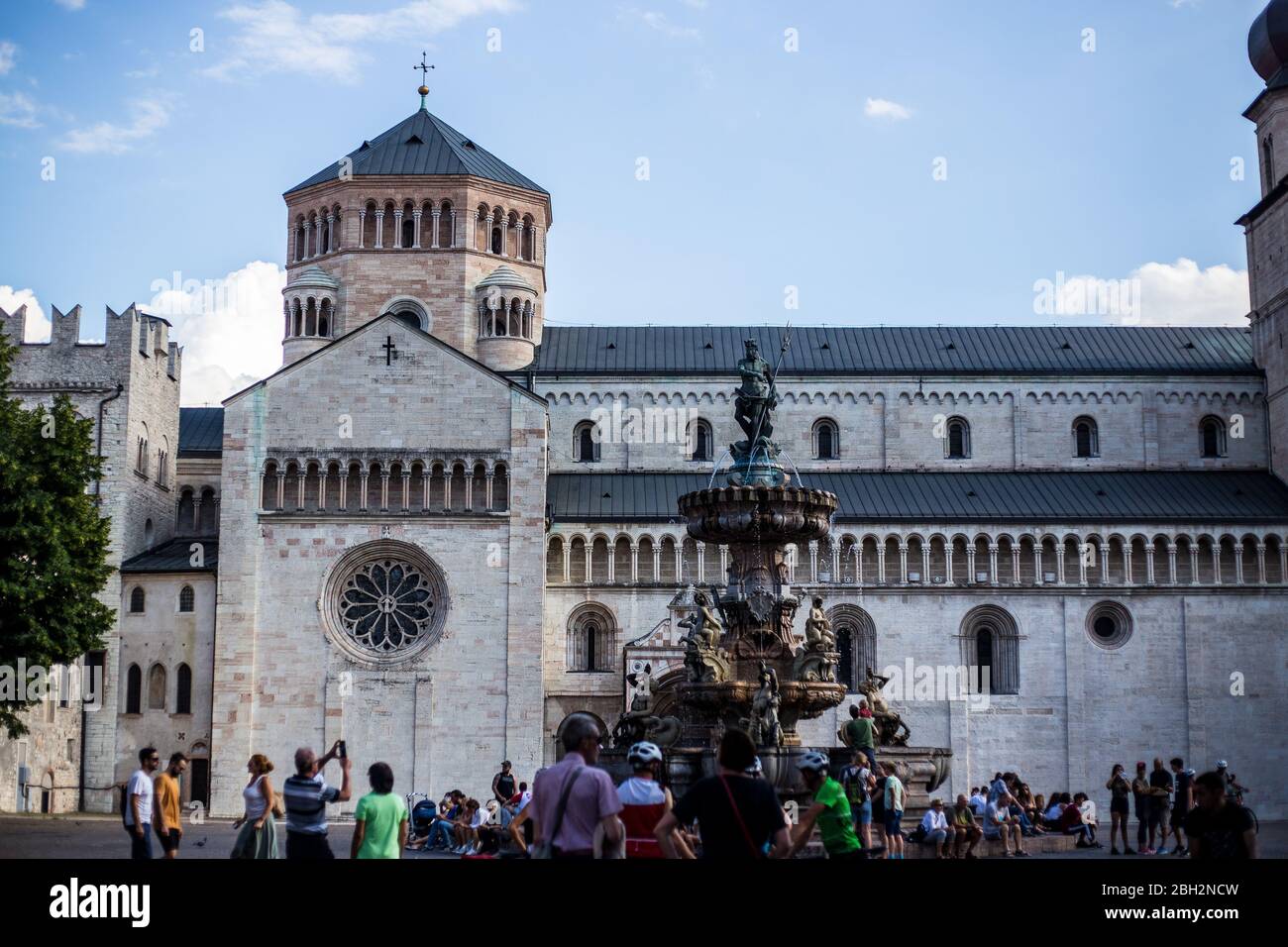 Trient, Italien - 15. August 2019: Blick auf den Dom von St. Vigil in der Altstadt Stockfoto