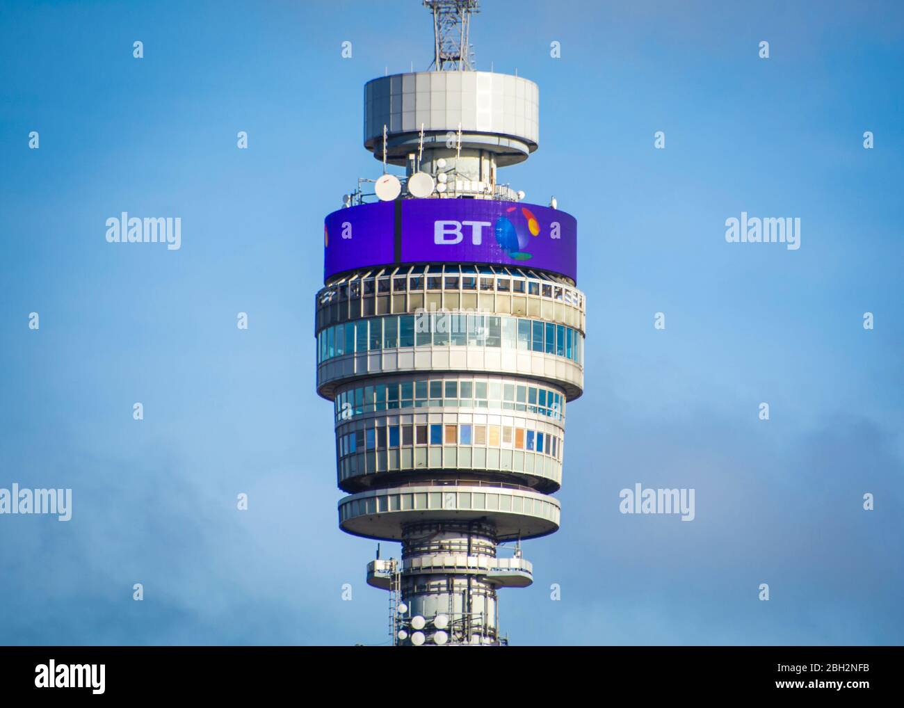 LONDON- BT Tower, Hauptsitz der British Telecom, einem britischen multinationalen Telekommunikationsunternehmen Stockfoto