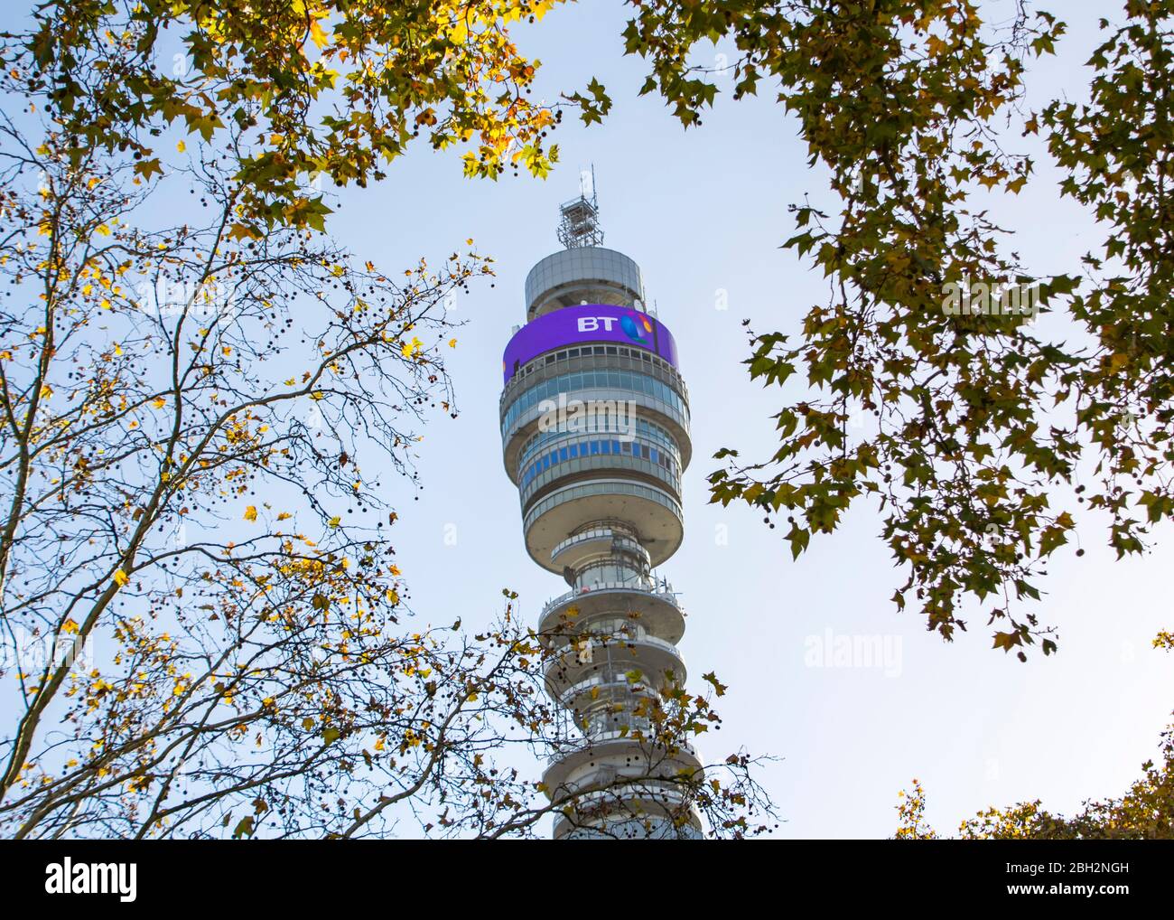 LONDON- BT Tower, Hauptsitz der British Telecom, einem britischen multinationalen Telekommunikationsunternehmen Stockfoto