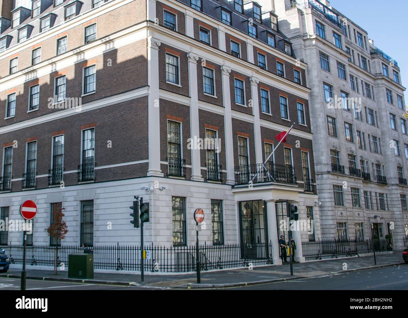 LONDON - Botschaft für die Volksrepublik China am Portland Place in London. Stockfoto