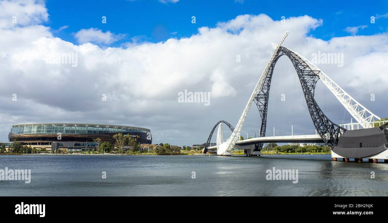 Matagarup Bridge eine Hängeseil Stahlseil blieb Fußgängerbrücke über den Swan River und Optus Stadium Perth Western Australia. Stockfoto