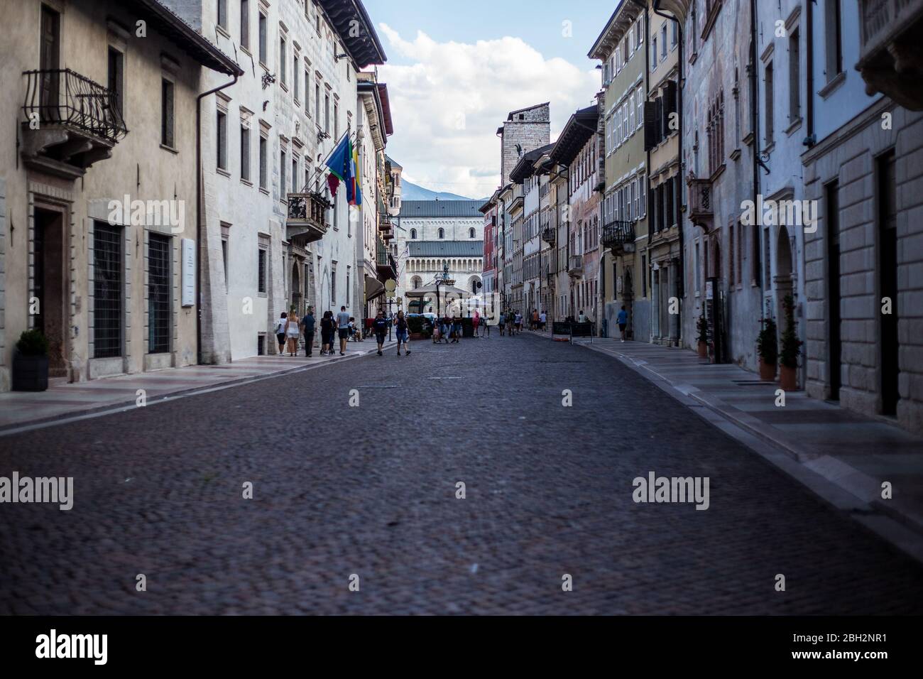 Trient, Italien - 15. August 2019: Blick auf das Stadtzentrum von Trient und die Kathedrale von St. Vigil Stockfoto