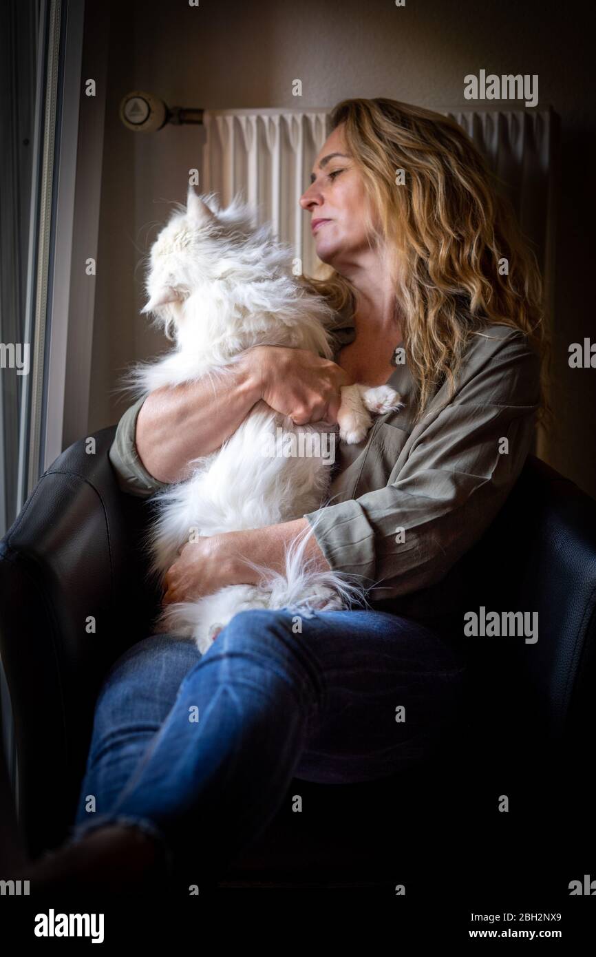 Bild einer Frau mit ihrer withe Katze Stockfoto