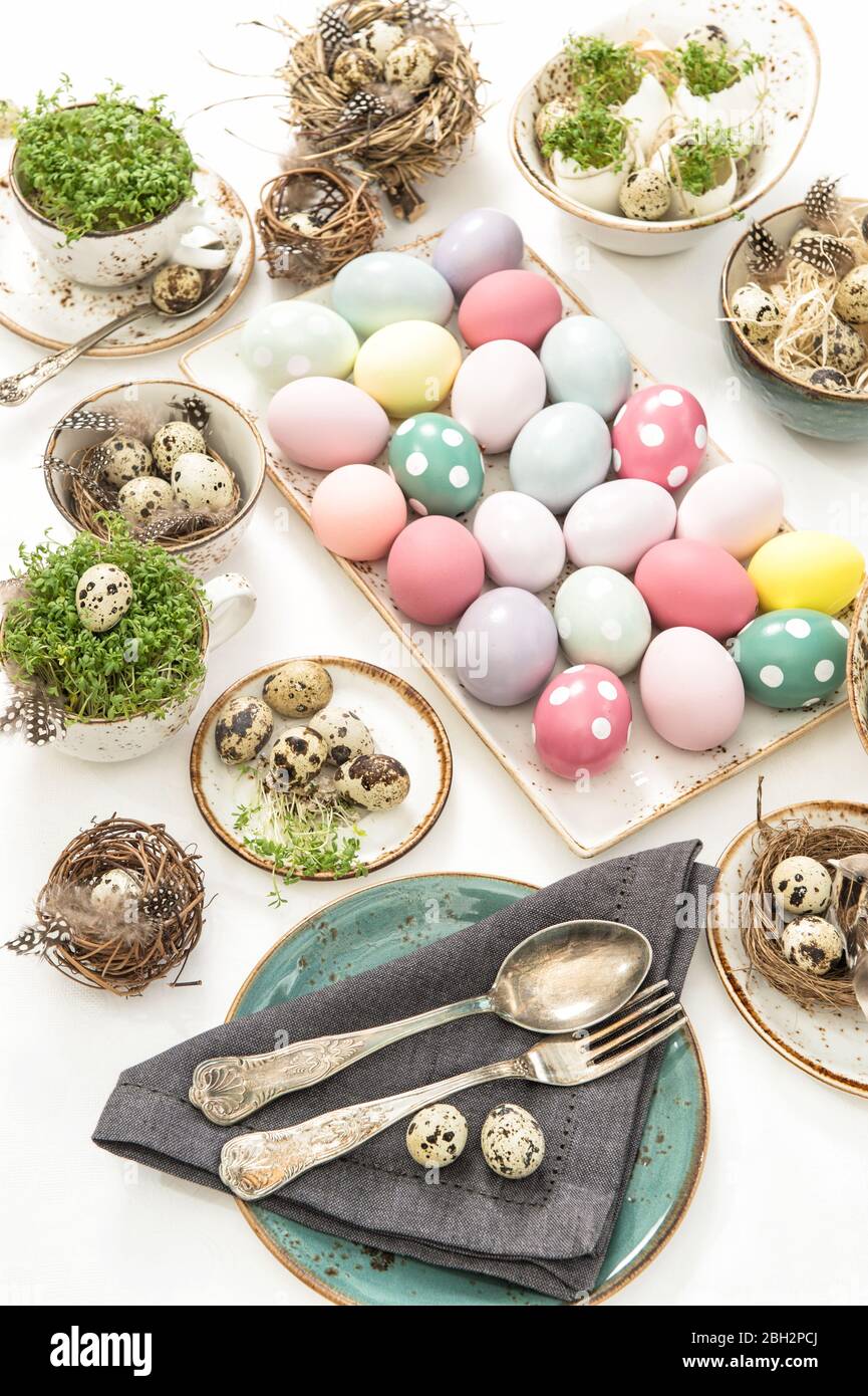 Ostern Stillleben. Festliche Tischdekoration mit farbigen Eiern Stockfoto