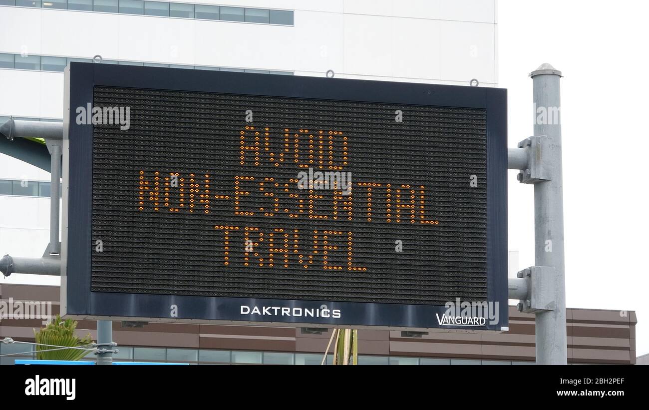 Mit Informationen über die Schutzhelden während eines Ausbruchs des COVID-19 Coronavirus in San Francisco, Kalifornien, 23. März 2020. () Stockfoto