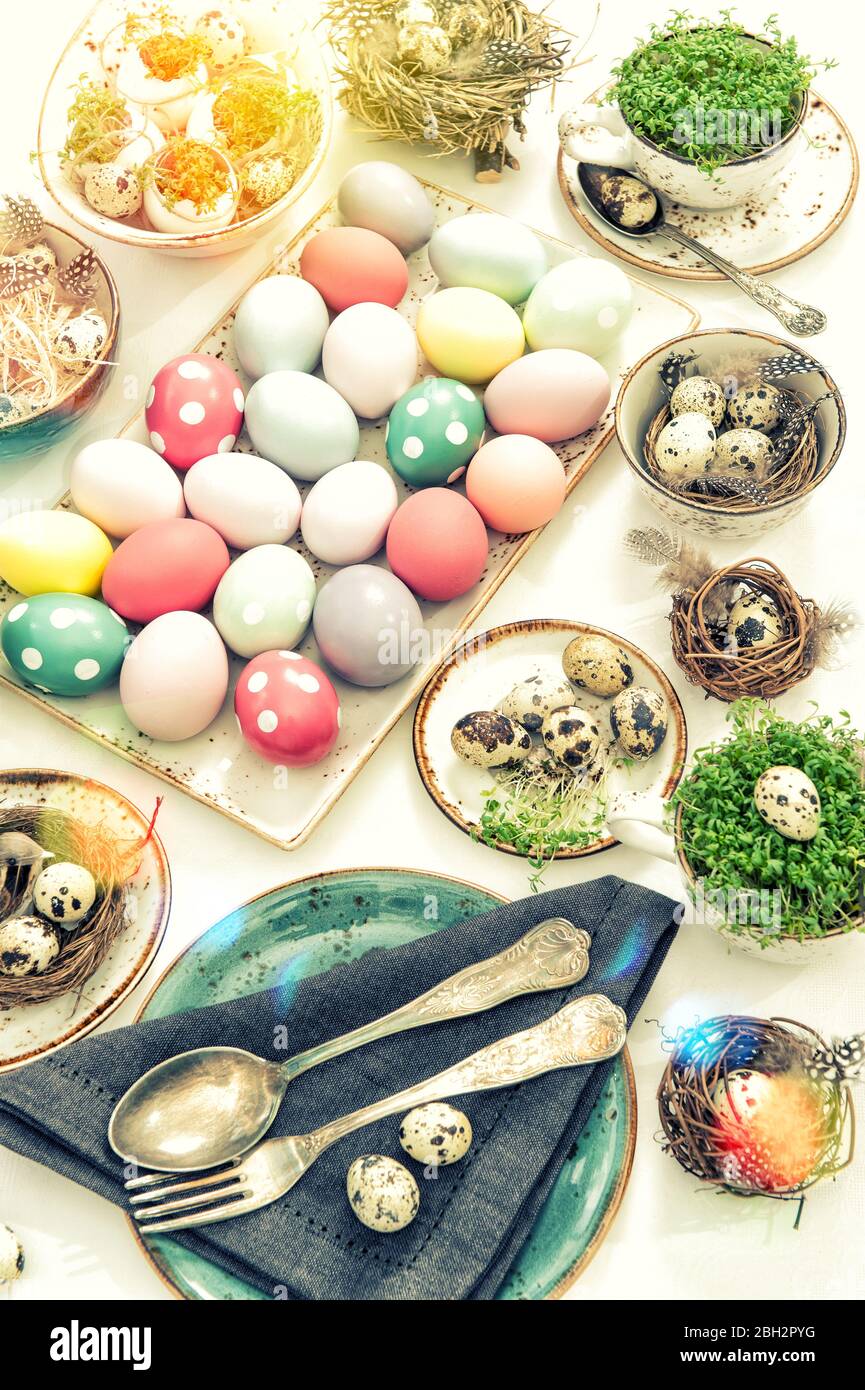 Ostertisch Dekoration mit farbigen Eiern. Vintage-Tonbild Stockfoto
