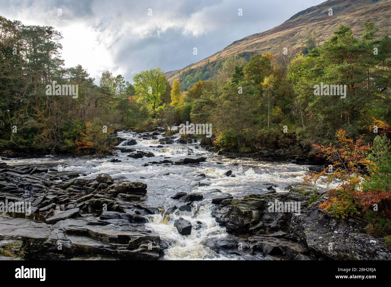 Die Wasserfälle von Dochart Kaskadieren Wasserfälle am Fluss Dochart in Killin in Stirling, Schottland, nahe dem westlichen Ende von Loch Tay. Stockfoto