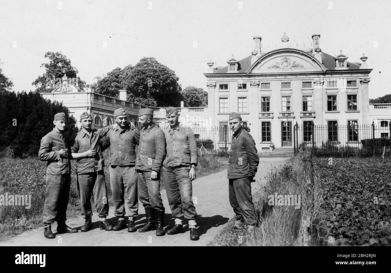 1943, deutsche SS-Soldaten vor Ardooie Castle - Ardoye - Ardooie, Belgien Stockfoto