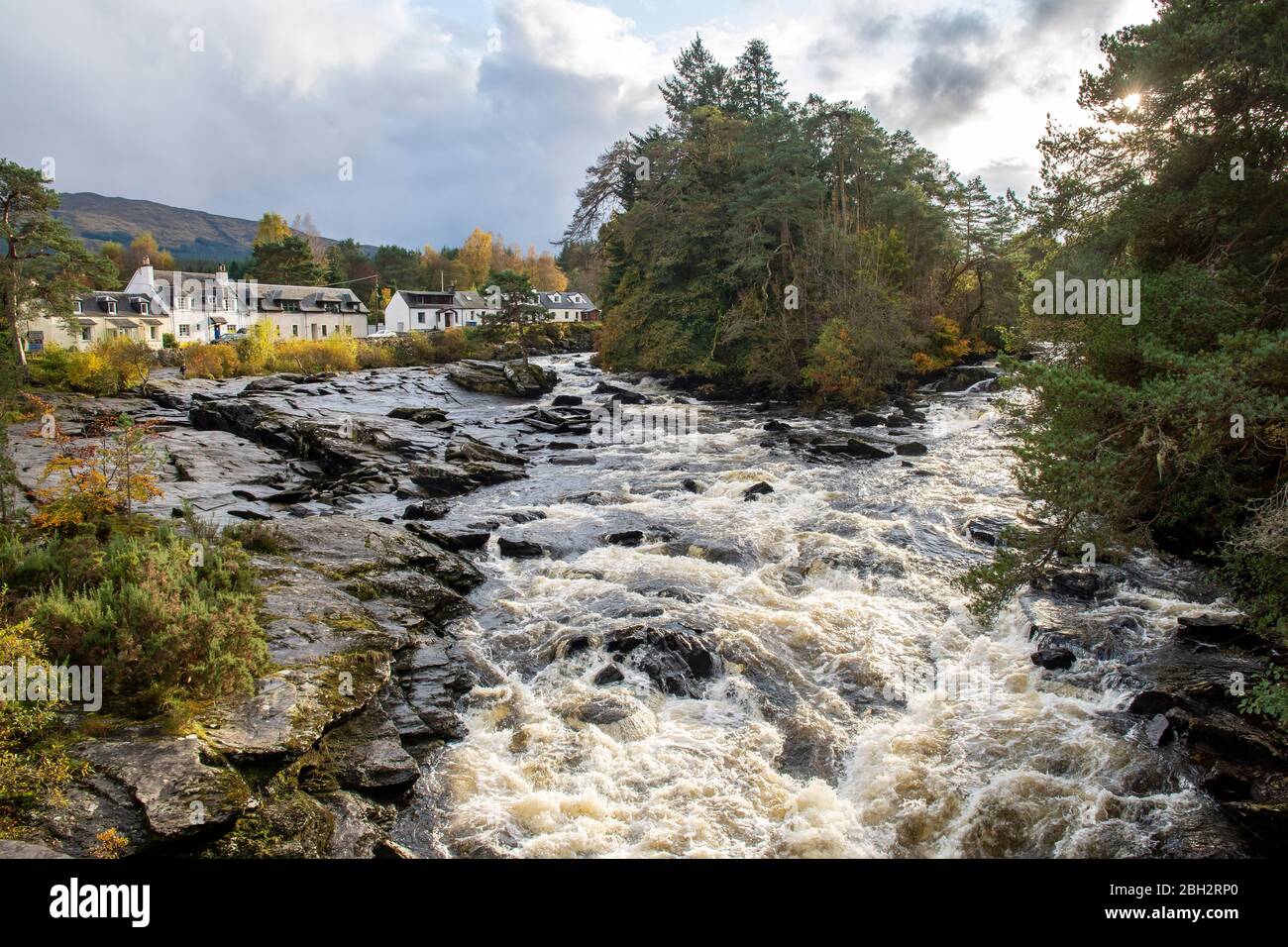 Die Wasserfälle von Dochart Kaskadieren Wasserfälle am Fluss Dochart in Killin in Stirling, Schottland, nahe dem westlichen Ende von Loch Tay. Stockfoto