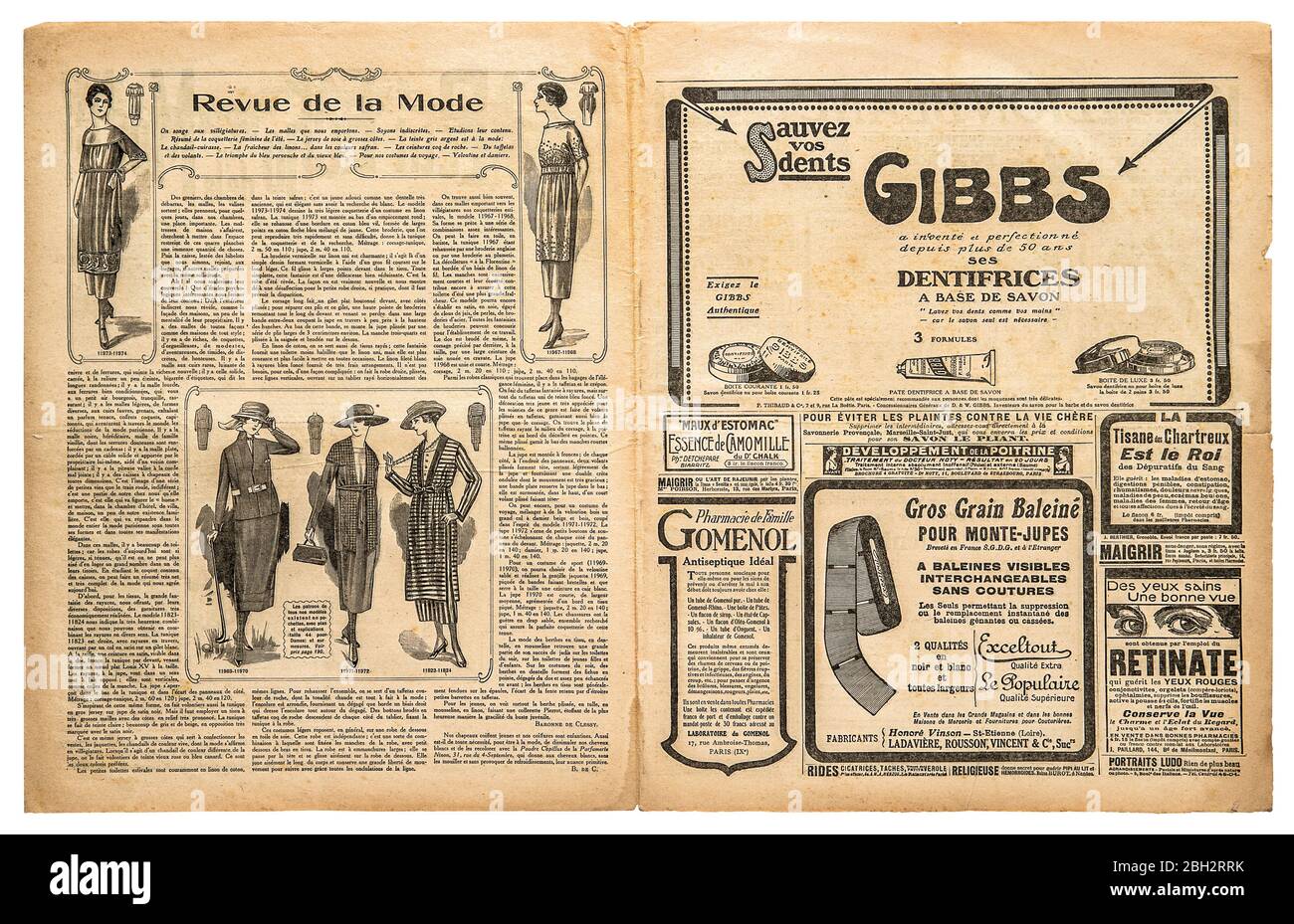 Hintergrund des verwendeten Papiers. Zeitungsblätter mit Vintage-Werbung und Mode Stockfoto