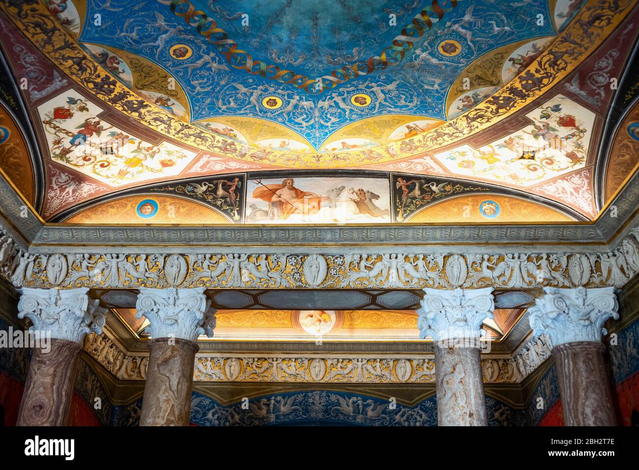 Rom, Italien - 20. August 2017: Villa Torlonia, Detail der Decke des großen Badezimmers mit mythologischen Göttlichkeitsfiguren Stockfoto