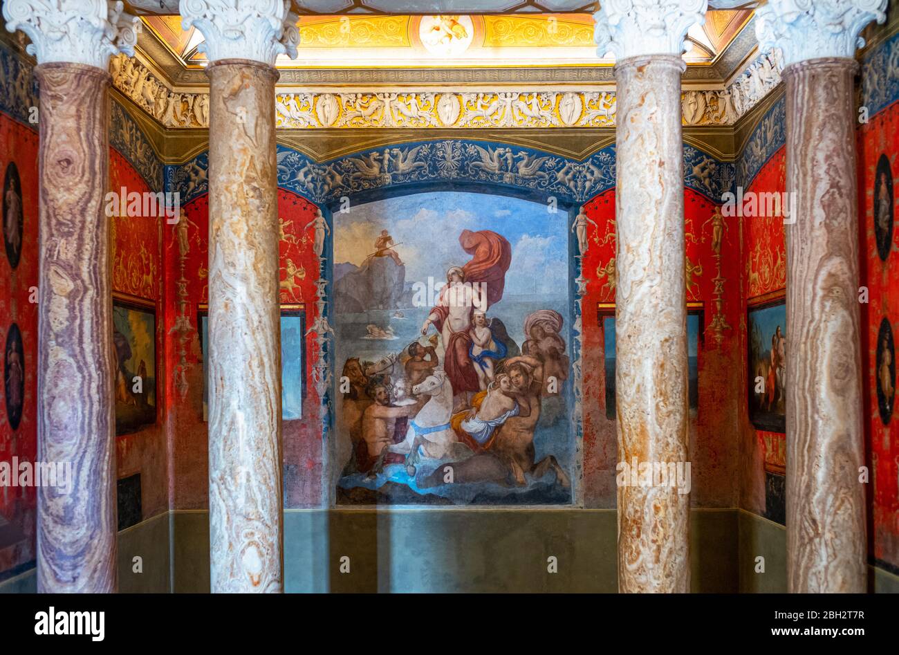 Rom, Italien - 20. August 2017: Villa Torlonia, das große Badezimmer mit mythologischen Göttlichkeitsfiguren Stockfoto
