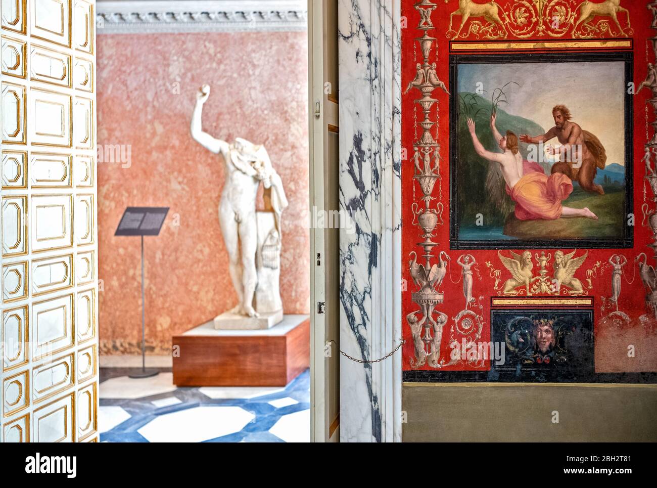 Rom, Italien - 20. August 2017: Villa Torlonia, das große Badezimmer mit mythologischen Göttlichkeitsfiguren Stockfoto