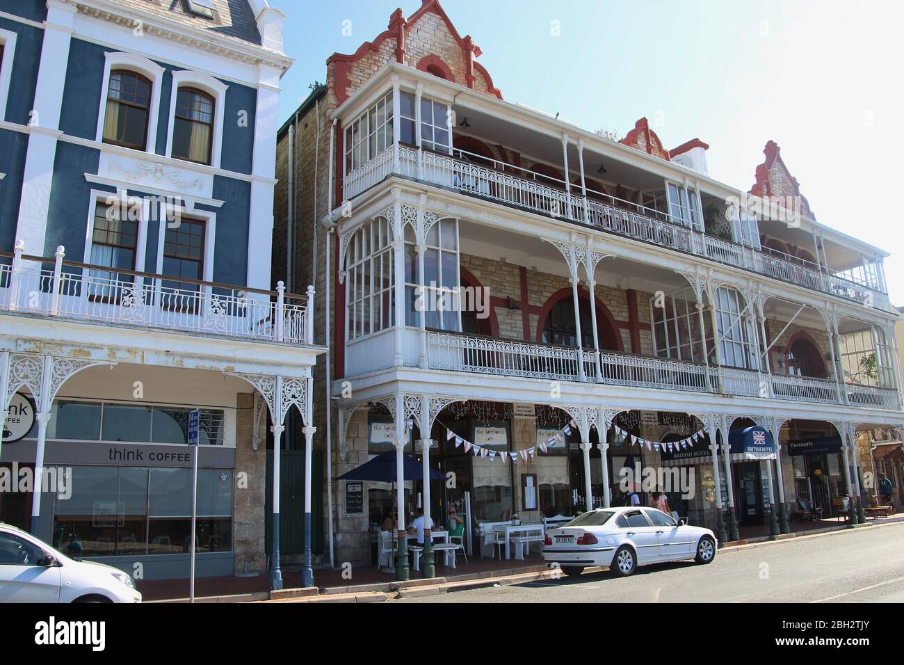 Simon 2020 Town, Südafrika - Februar‘s: Die Hauptstraße von Simon Town ist von historischen Gebäuden im viktorianischen Stil gesäumt. Afrika. Stockfoto