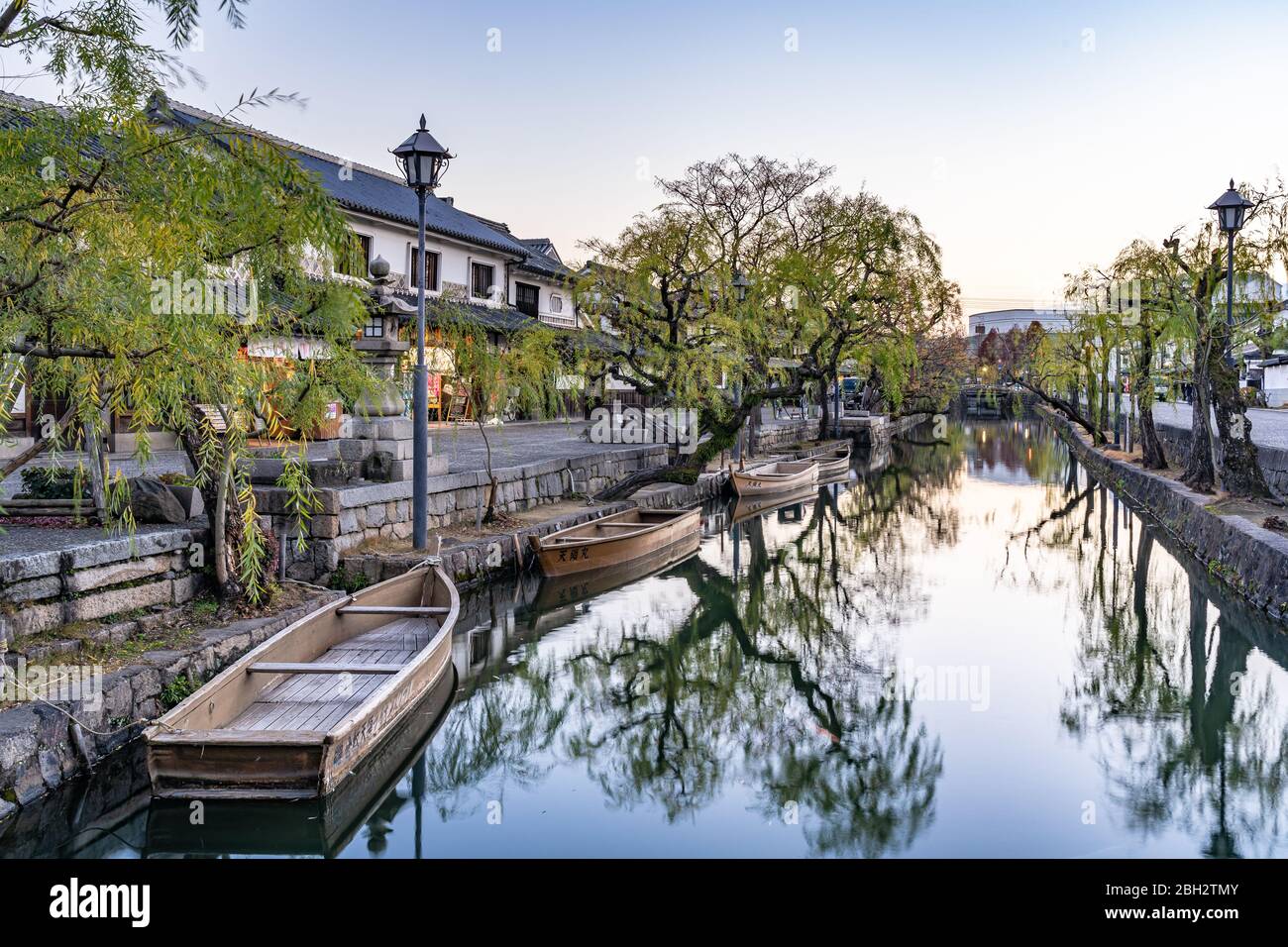 Kurashiki Bikan Historisches Viertel. Stadtbild bekannt für japanische weiße Wände von Residenzen und Weidenbäume säumen Ufer des Flusses Stockfoto