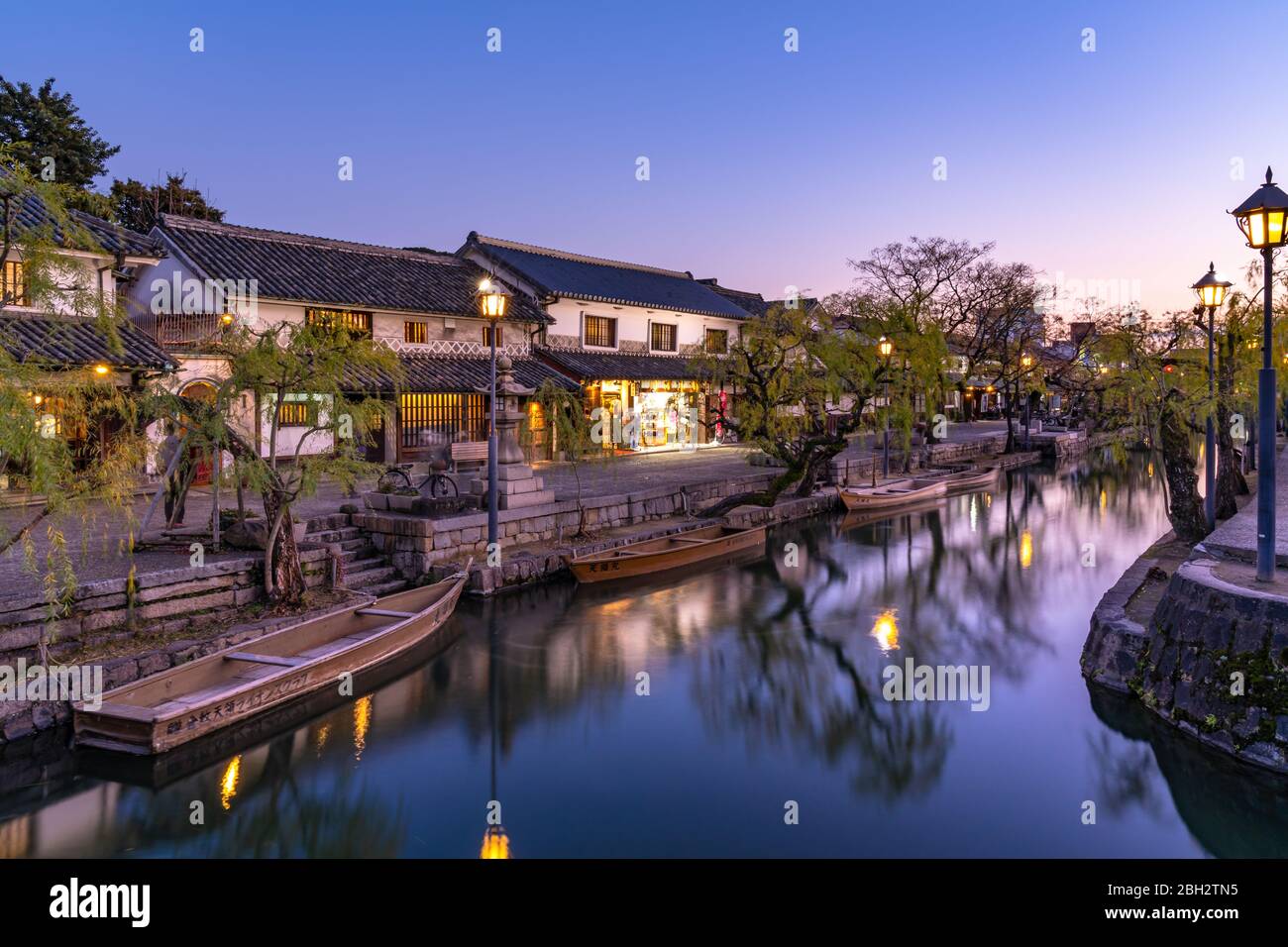 Kurashiki Bikan Historisches Viertel. Stadtbild bekannt für japanische weiße Wände von Residenzen und Weidenbäume säumen Ufer des Flusses Stockfoto