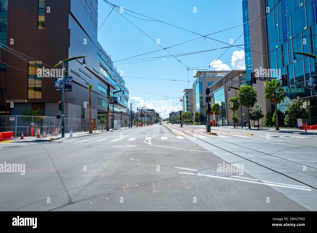 Während eines Ausbruchs des COVID-19 Coronavirus, 26. März 2020, waren die Straßen während eines Schutzvordachtes in Mission Bay, San Francisco, Kalifornien, fast leer. () Stockfoto