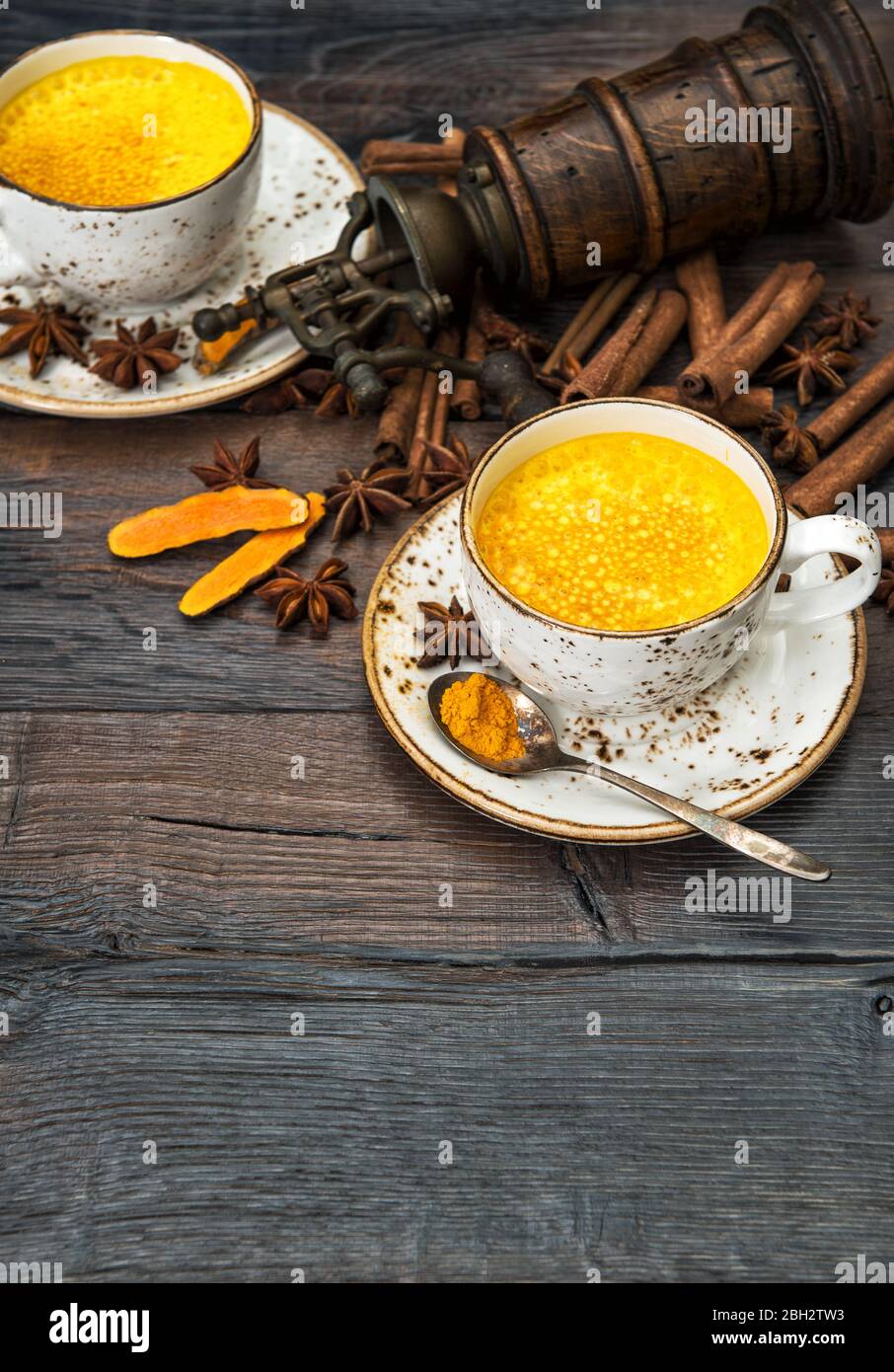 Goldene Milch. Curcuma Drink mit Kurkuma auf rustikalem Holzhintergrund Stockfoto