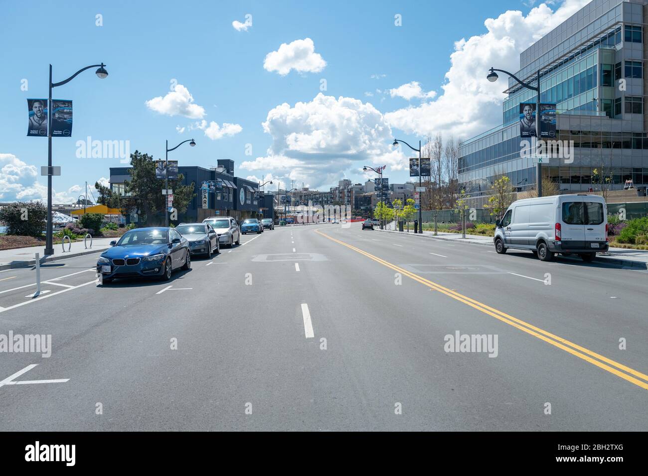 Während eines Ausbruchs des COVID-19 Coronavirus, 26. März 2020, waren die Straßen während eines Schutzvordachtes in Mission Bay, San Francisco, Kalifornien, fast leer. () Stockfoto