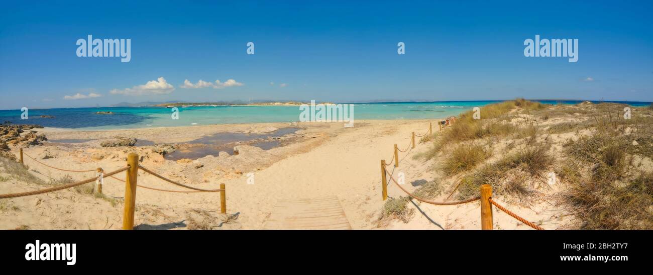 Panoramablick extra große Isla Espalmador Formentera Spanien. Meerestiefkanal, der die illetes von isola de espalmador trennt. Urlaubsreisen Stockfoto