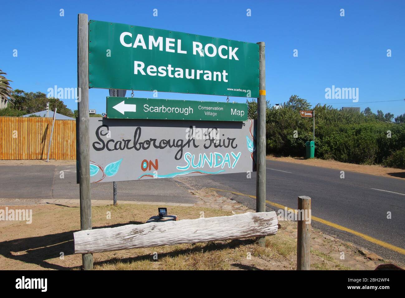 Schild und Schild für das Restaurant zur 'Scarborough Fair' in Scarborough, Kap-Halbinsel, Südafrika, Afrika. Berühmt durch das Lied von Simon und Garfunkel. Stockfoto