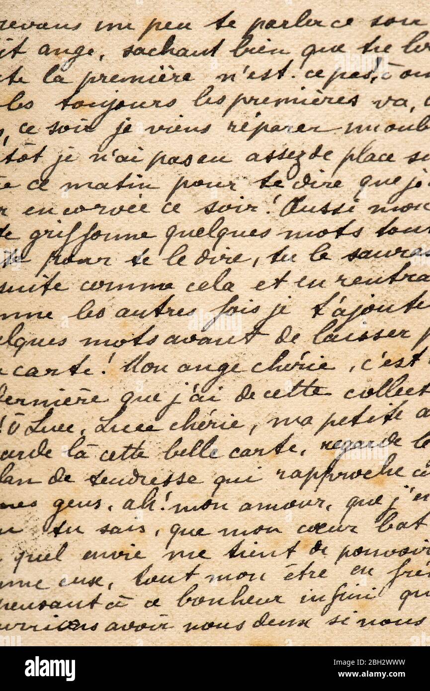 Gebrauchter Papierbogen. Grunge Vintage Textur Hintergrund. Unlesbarer handschriftlicher Text Stockfoto