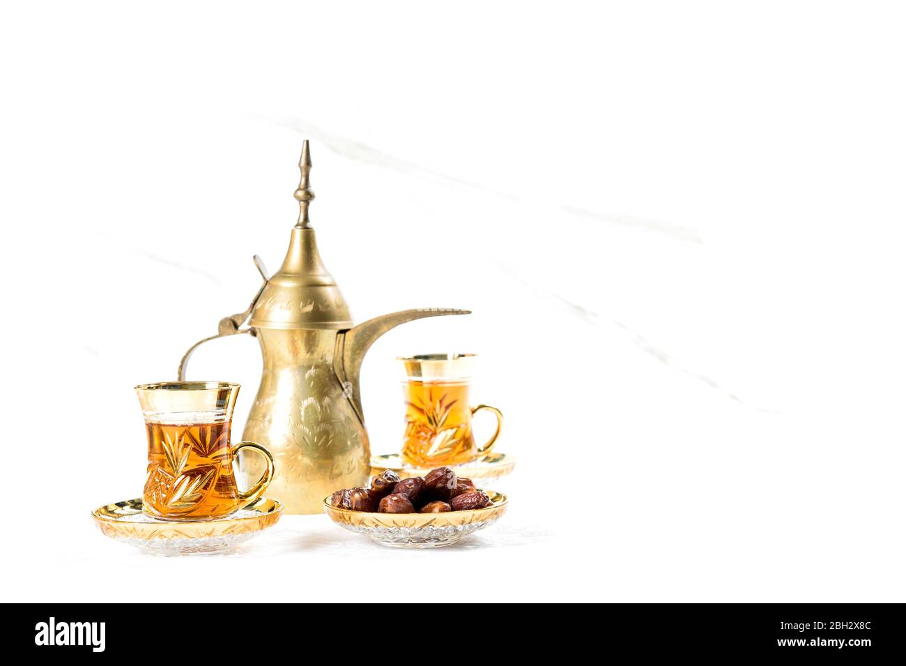 Teegläser mit Datteln auf weißem Hintergrund. Orientalische Dekoration Stockfoto