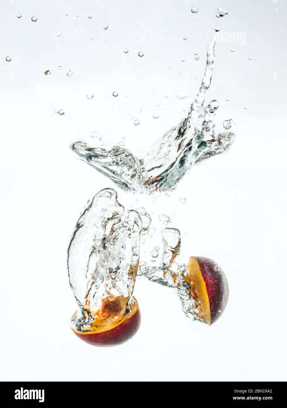 Schöne Pflaume Spritzer Wasser mit einem sehr schönen Blick Stockfoto