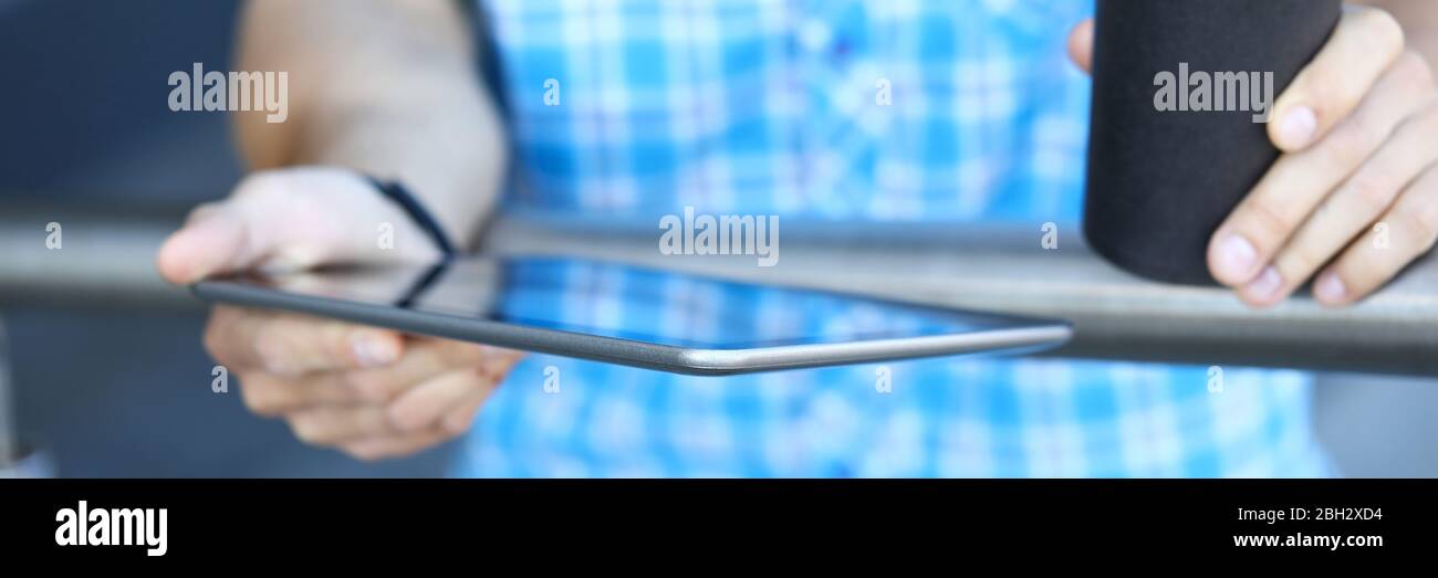 Mann verbringt Freizeit im Freien Stockfoto