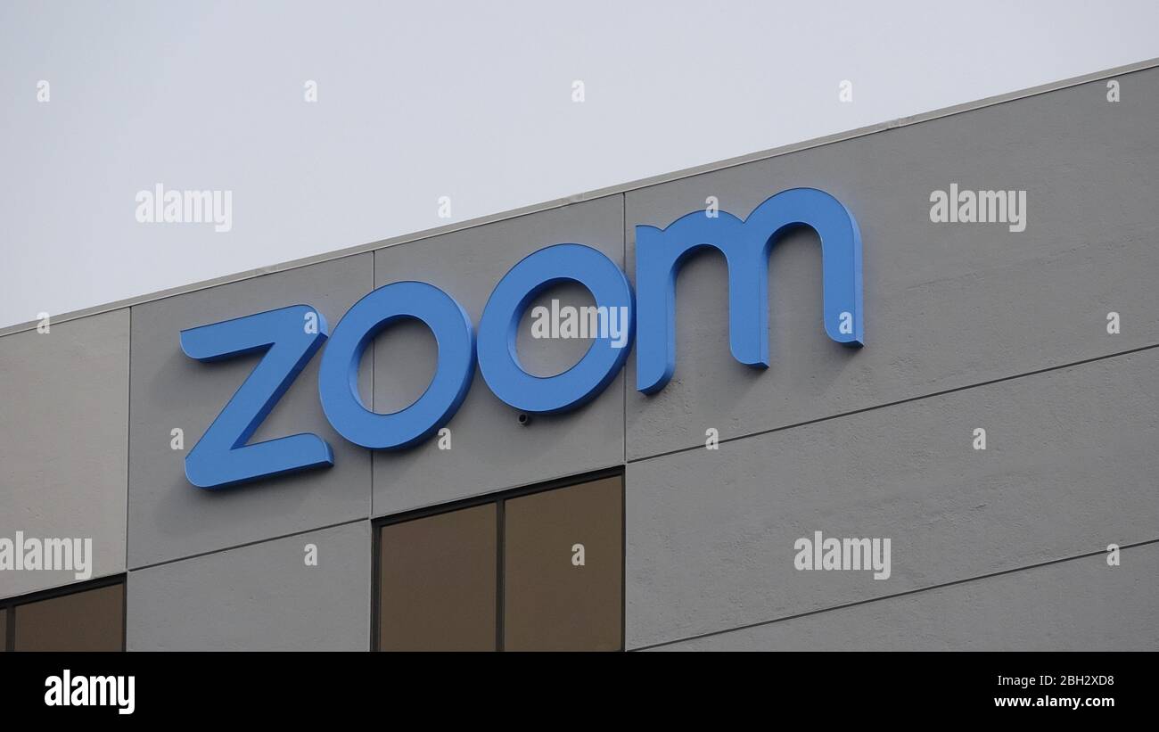 Fassade mit Schild am Hauptsitz von Videokonferenzen, Remote-Arbeit und Webinar-Technologie-Unternehmen Zoom (ZM) im Silicon Valley, San Jose, Kalifornien, 28. März 2020. () Stockfoto