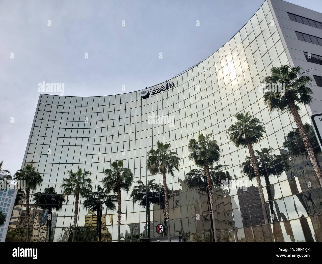 Fassade mit Schild am Hauptsitz von Videokonferenzen, Remote-Arbeit und Webinar-Technologie-Unternehmen Zoom (ZM) im Silicon Valley, San Jose, Kalifornien, 28. März 2020. () Stockfoto