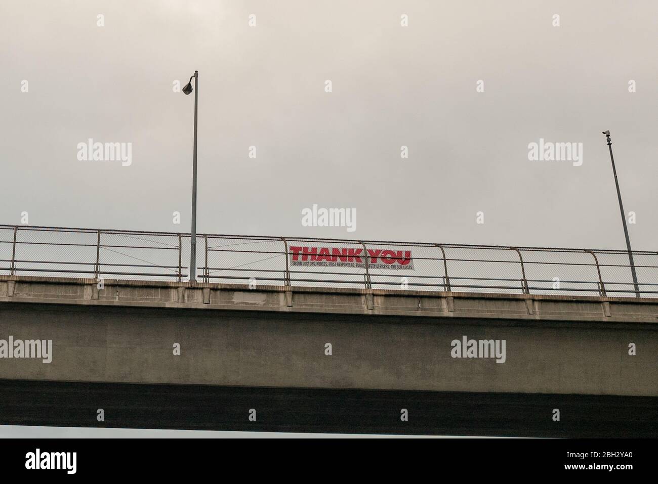 Auf einer Autobahnüberführung wurde ein Schild angebracht, das Ersthelfern und Wissenschaftlern bei einem Ausbruch des COVID-19 Coronavirus, Walnut Creek, Kalifornien, 30. März 2020, dankte. () Stockfoto