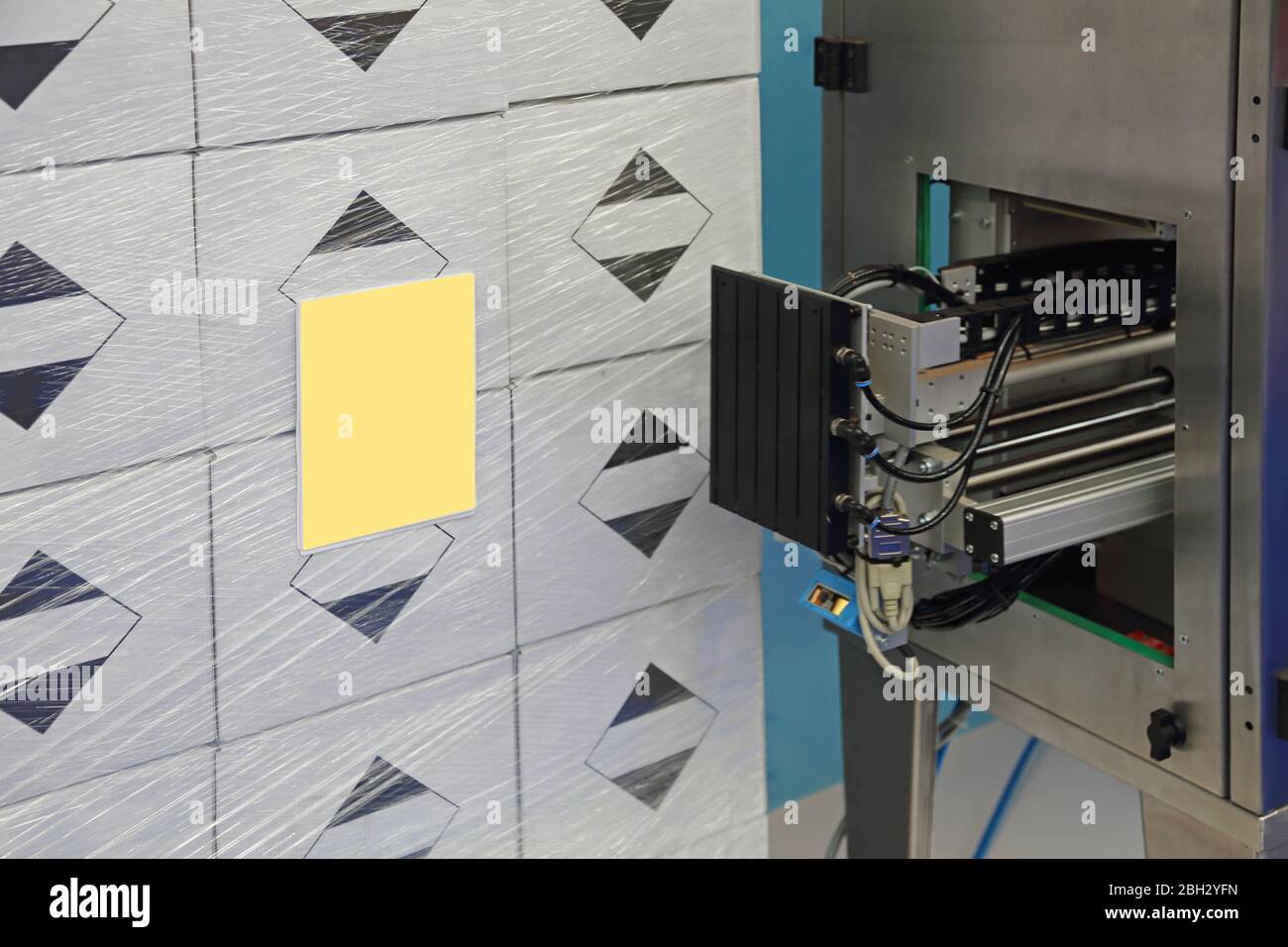 Automatische Palettenbeschriftungsmaschine im Distributionslager Stockfoto